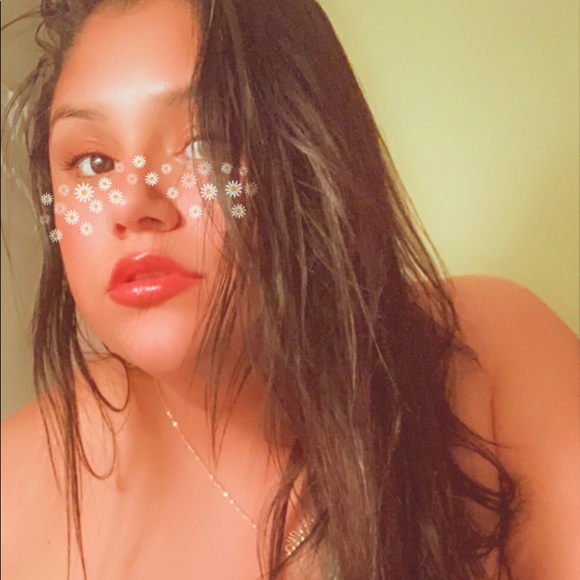 Meet your Posher, Fio - Picture 2 of 2